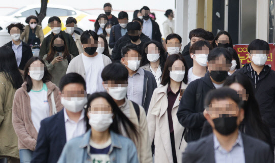 2일 오전 서울 여의도역 인근에서 직장인들이 마스크를 쓰고 출근하고 있다. <연합뉴스>